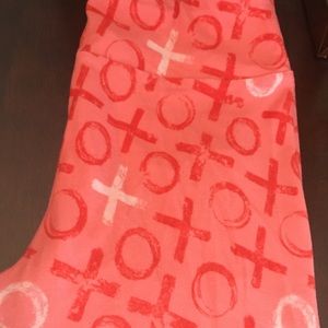 Lularoe valentine’s one size leggings